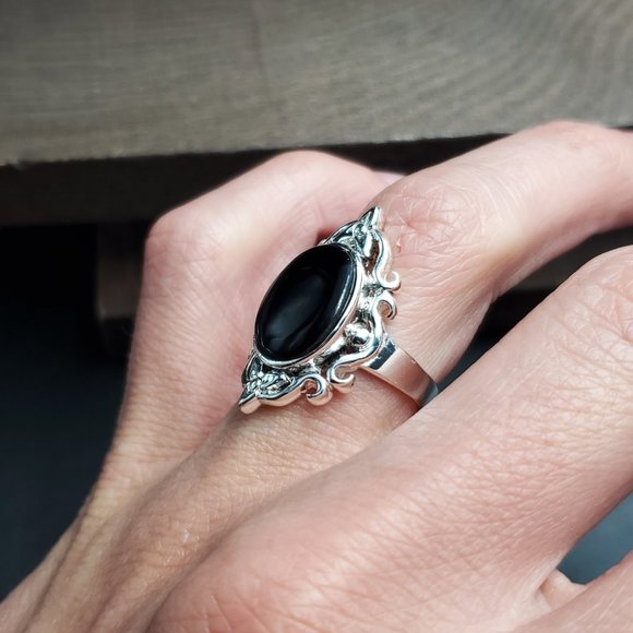 Size 7 Sterling Silver Bright Fancy Oval Black Stone Ring - Picture 2 of 7